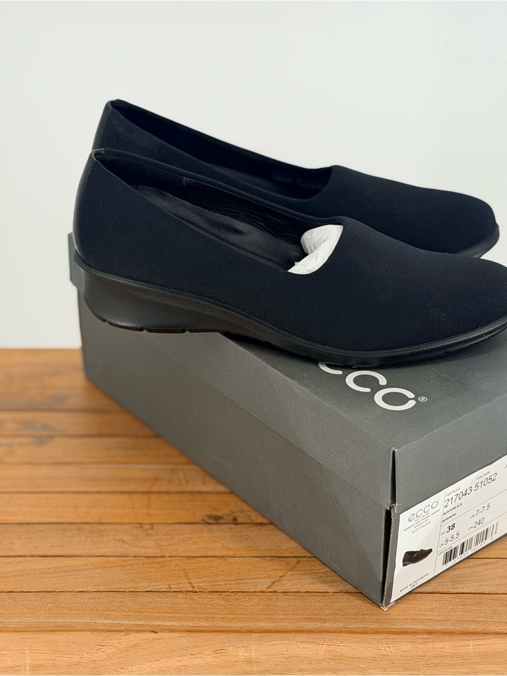 New ECCO Womens Black Slip-On Comfort Shoes size 7.5 - Picture 2 of 5